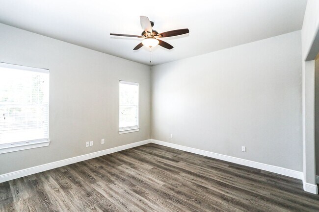 Building Photo - 3 Bed 3 Bath with rooftop Deck!