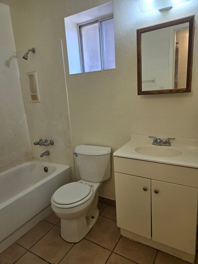 Building Photo - Cozy 1-bed, 1-bath unit (B) in a duplex located in