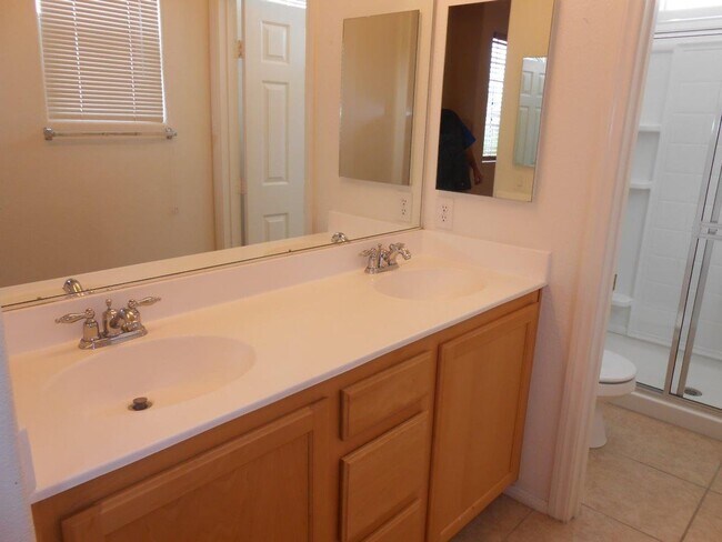 Building Photo - Spacious 2 Bedroom Home near Cactus and Ma...