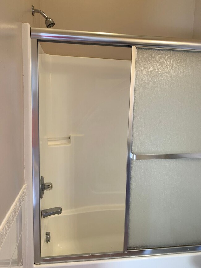 Building Photo - 2 bed 2 bath industrial style apartment *Short Term Rental*