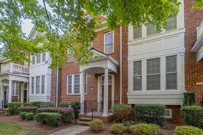 Building Photo - Gorgeous Townhome in the Heart of Fort Mil...