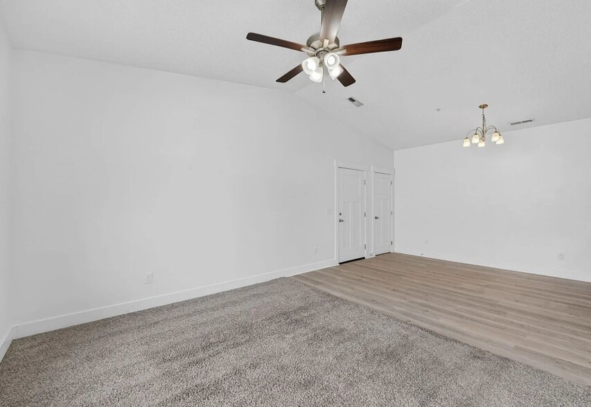 Building Photo - 1807 W Eaglewood Dr