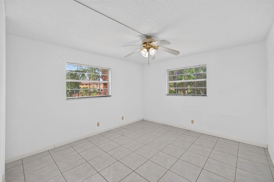 Building Photo - 660 Tennis Club Dr