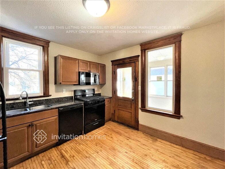 Building Photo - 496 Bay St