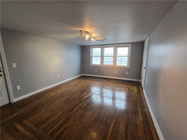 Building Photo - 968 Elm St