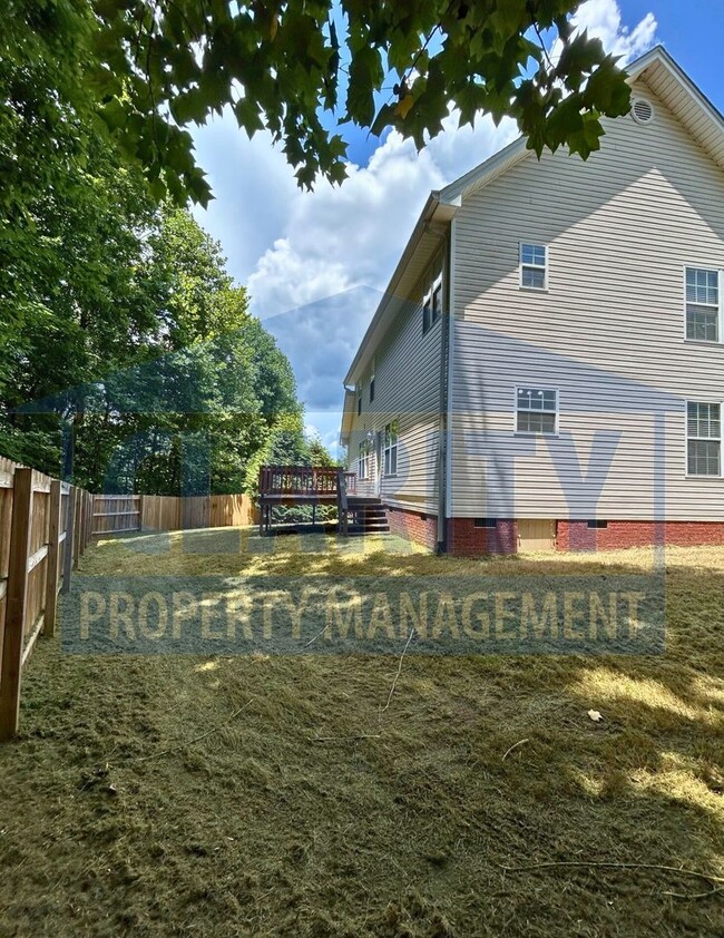 Building Photo - Beautiful three bedroom home in North Clev...