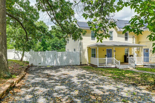 Building Photo - 6604 Oak St