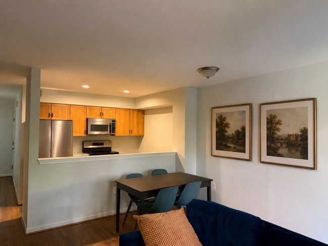 Building Photo - WONDERFUL 2 BEDROOM 1.5 BATH TOWNHOUSE W/ 1-CAR GARAGE!
