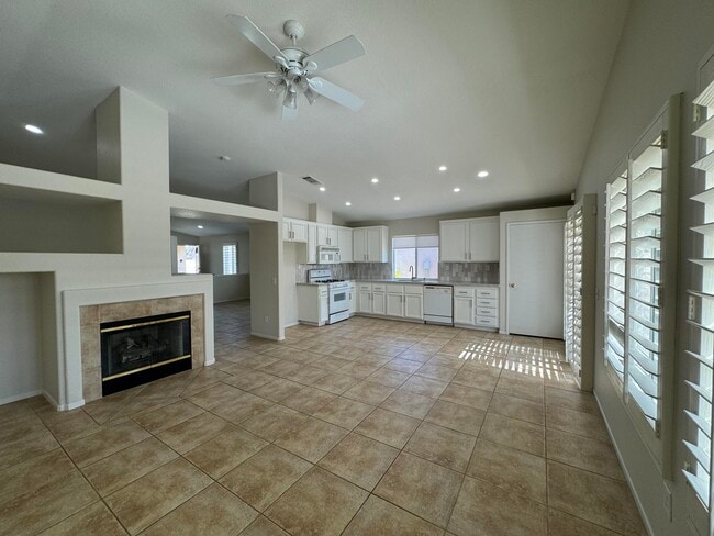 Building Photo - 49590 Lincoln Dr
