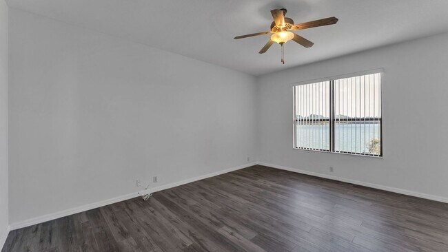 Building Photo - Waterfront home for RENT! 4 bed/2.5 bath