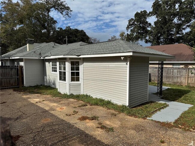 Building Photo - 1117 Pinemont Dr