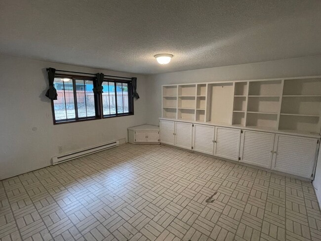 Building Photo - Spacious Single Story 3 Bedroom Home in To...