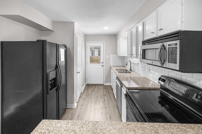 Building Photo - 16766 Lake Cir