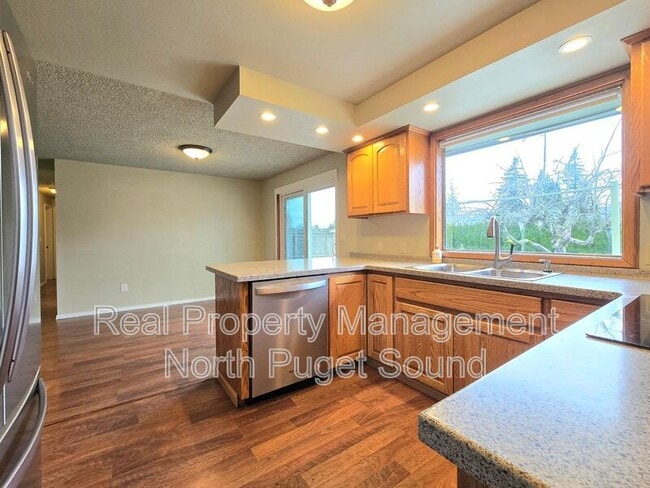 Building Photo - 8432 45th Dr NE