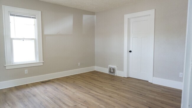 Building Photo - Charming Fully Remodeled Home with 4 Garage Stalls & Park Access in Central Minot