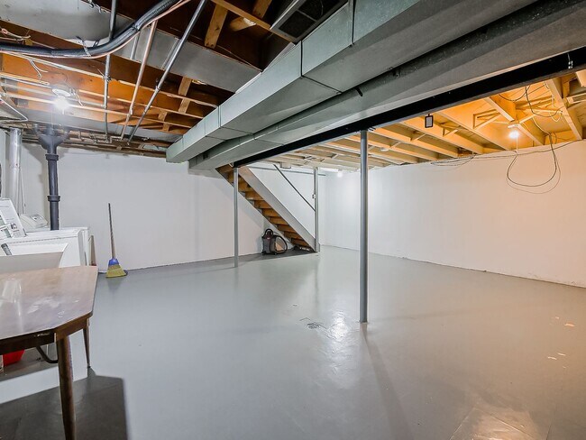 Building Photo - AVAILABLE NOW! Spacious and Inviting Westland Home!