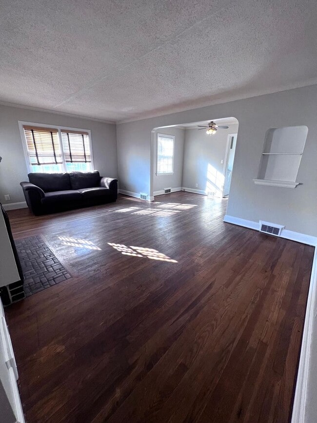 Building Photo - AVAILABLE JUNE 1ST: 4 bedroom 2 bathroom home!