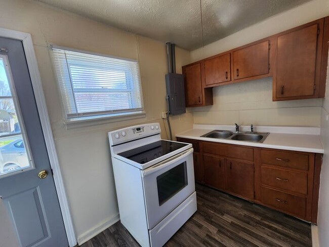 Building Photo - 2 Bedroom Apartment