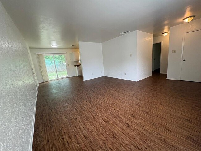 Building Photo - 5105 Pepper Ln
