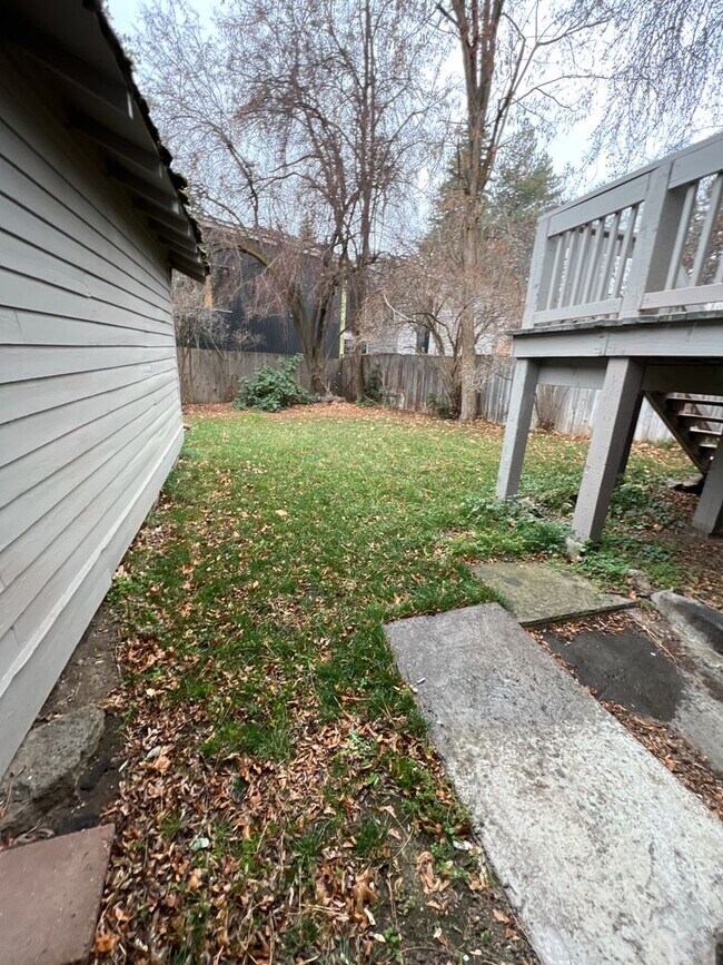 Building Photo - Remodeled DOWNTOWN Bend House, Newer Flooring/Paint/Appliances, Gas heat, Small Garage, Fenced Yard