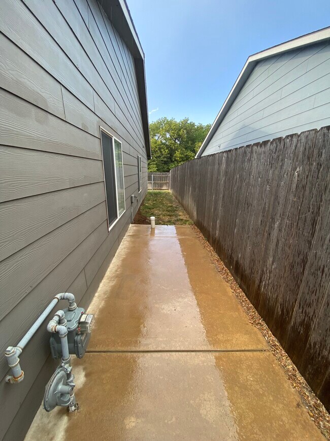 Building Photo - 1805 E 69th Ct N