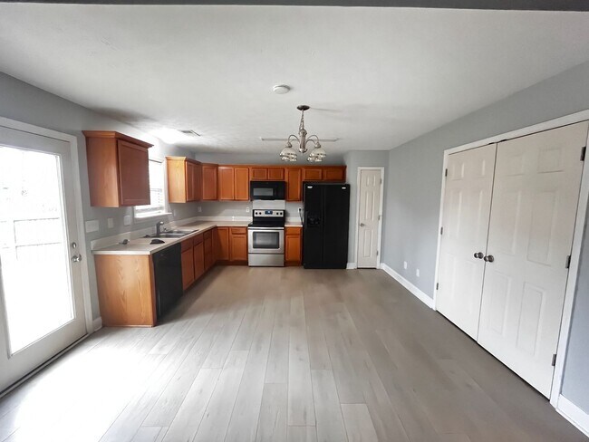 Building Photo - Beautiful 4 Bedroom and 2.5 Bath Home