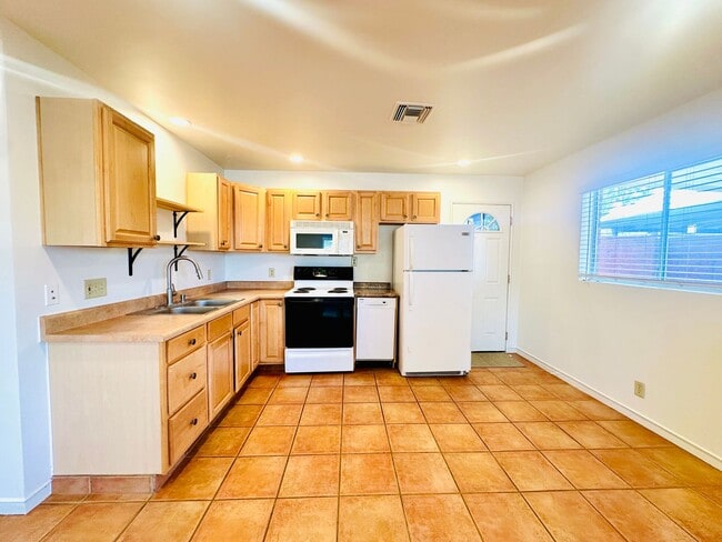 Building Photo - 2 Bedroom House with All Appliances and La...