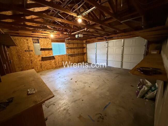 Building Photo - Welcome to this charming 2 bed, 2 bath rancher in Airway Heights!