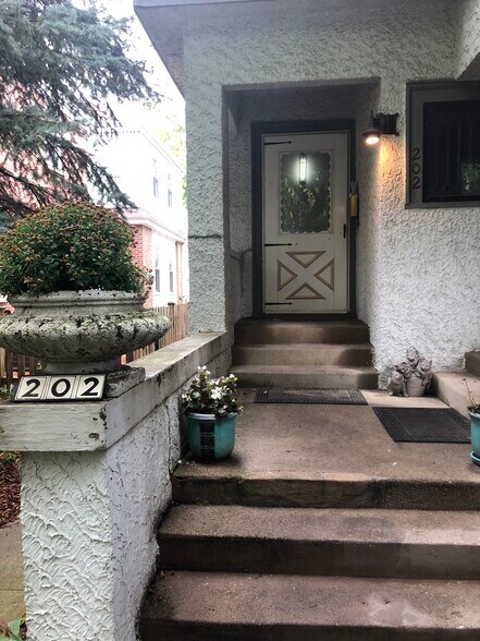 Private Entry - 202 N Ridgeland Ave