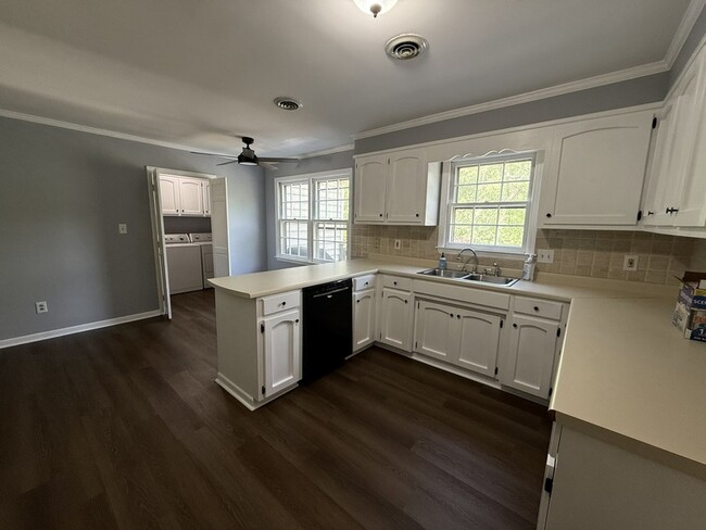 Building Photo - 110 S Pinepoint Dr
