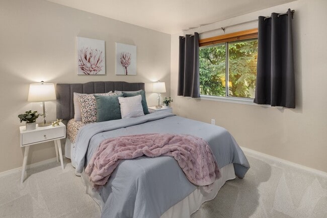 Building Photo - Beautiful home with 5 beds, 3.5 baths for ...