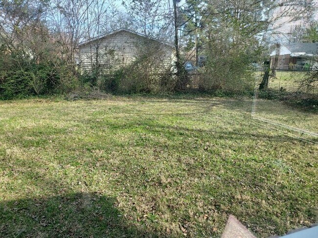 Building Photo - 3 bedroom 1 bath ranch home w/ large fence...