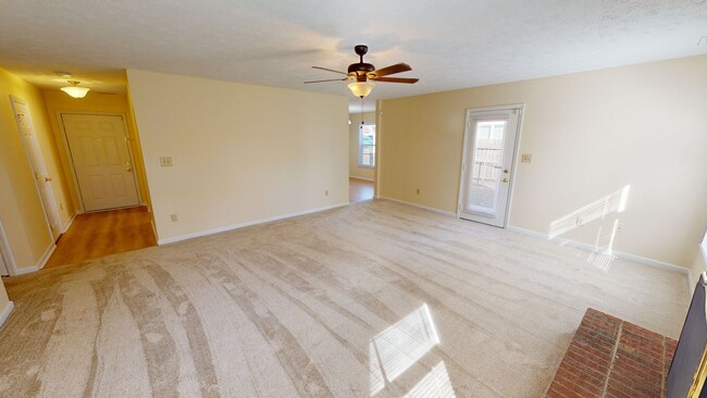 Building Photo - $350 OFF First Month's Rent! 3 Bedroom Upd...