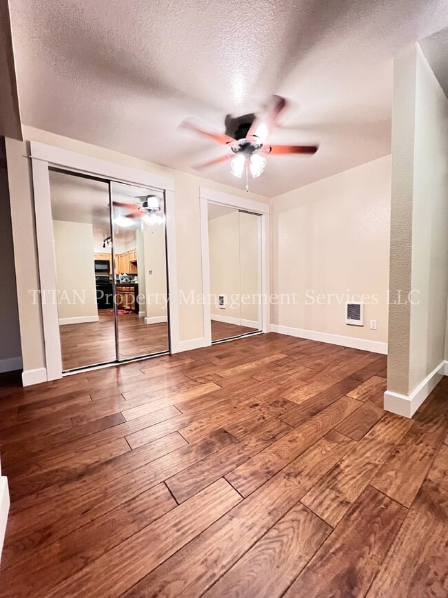 Building Photo - Charming 1-Bed Condo Retreat with Fireplace & Pool in Tualatin!