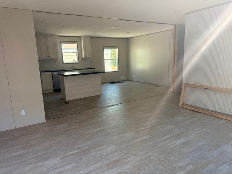 Primary Photo - 118 Clara St