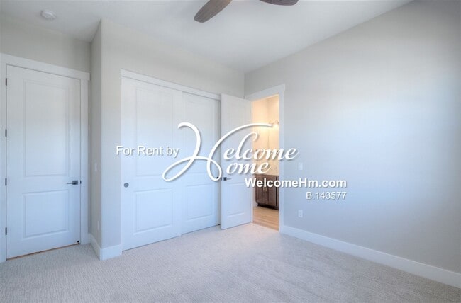 Building Photo - 262 Commodore Dr