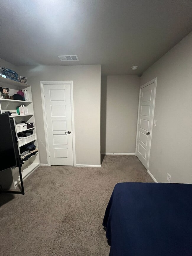 Building Photo - 7600 Silver Crk Ct