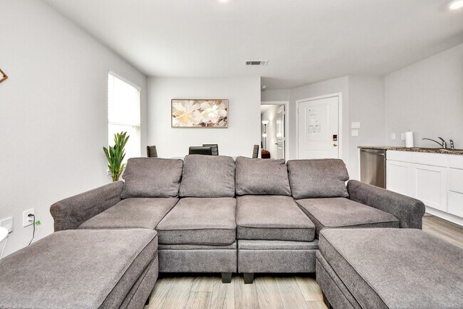 Building Photo - 9027 Madera Rd