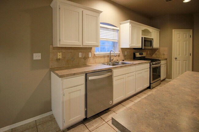 Building Photo - Darling Home In Jenks Schools!