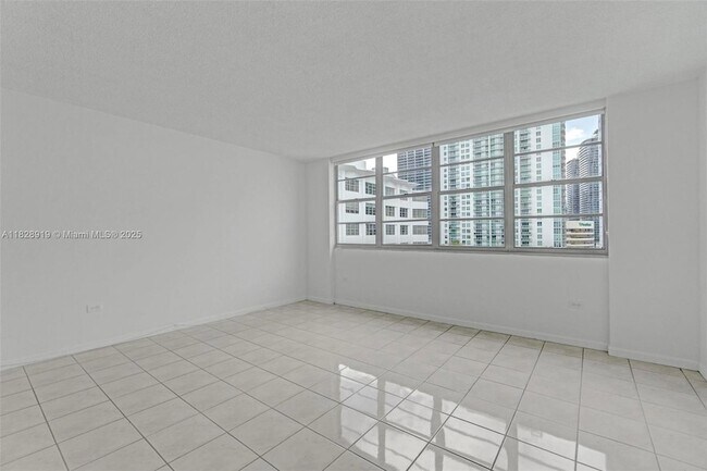 Building Photo - 905 Brickell Bay Dr