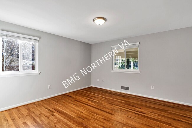 Building Photo - 5207 Gainsborough Dr