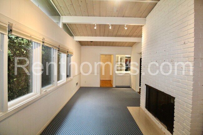 Building Photo - 2244 Plum St