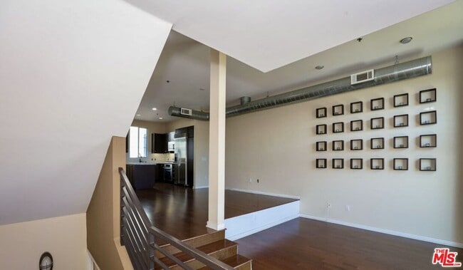 Building Photo - 5350 Playa Vista Dr
