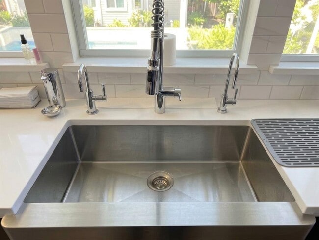 Building Photo - 1301 Town Creek Dr