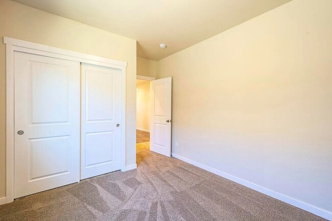 Building Photo - Charming 3-Bedroom, 2-Bathroom Home in Hun...