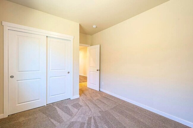 Building Photo - Charming 3-Bedroom, 2-Bathroom Home in Huntington Meadows