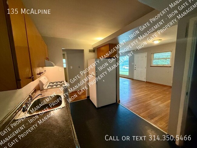 Building Photo - **Modern 3-Bedroom Home with Updated Bathr...