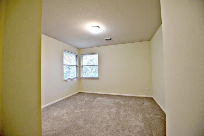 Building Photo - 15520 Interlachen Dr