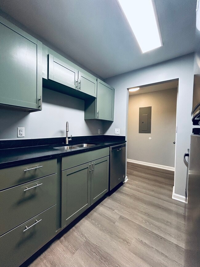 Building Photo - 1405 Leonard Ave