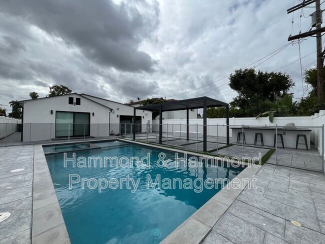 Building Photo - 5735 Saloma Ave
